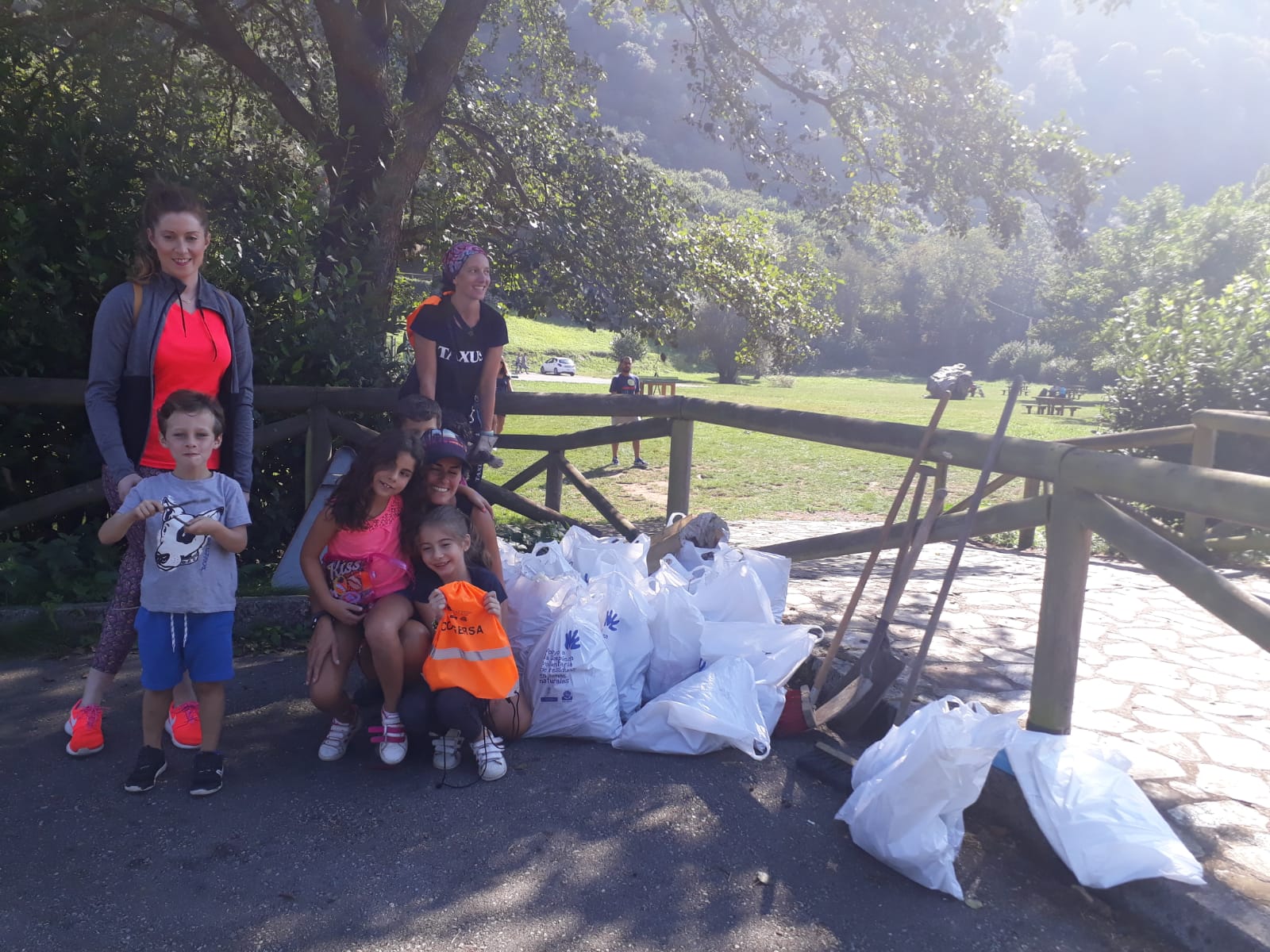 Jornada de voluntariado para limpiar un tramo de la Senda del Oso